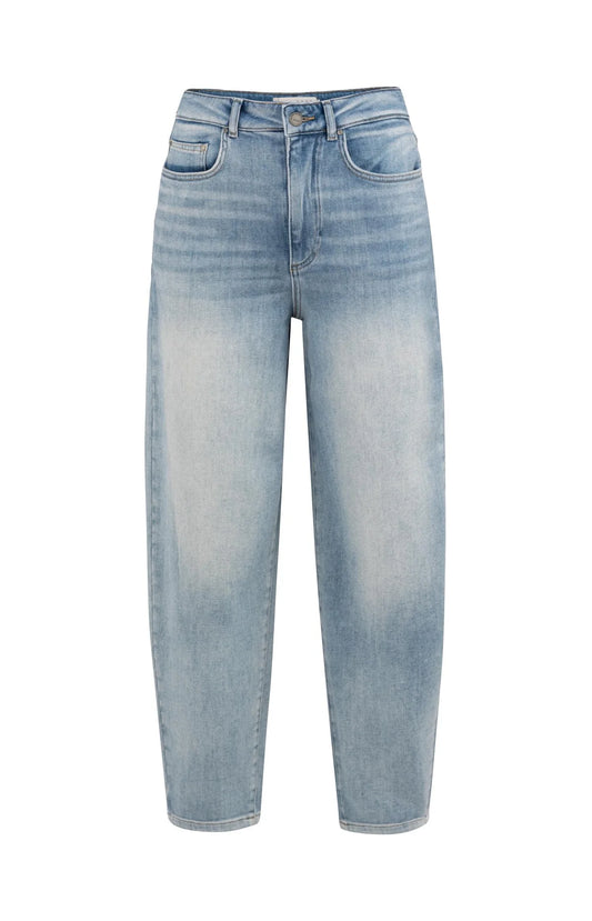 High waist jeans with loose fit and light wash