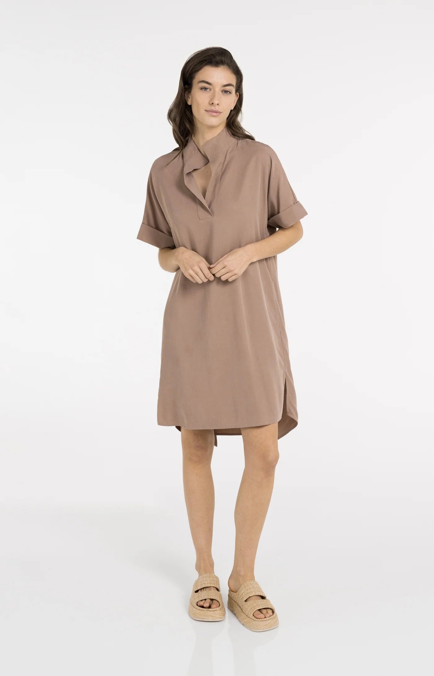 Yaya Woman dress with short sleeves and stand up collar.