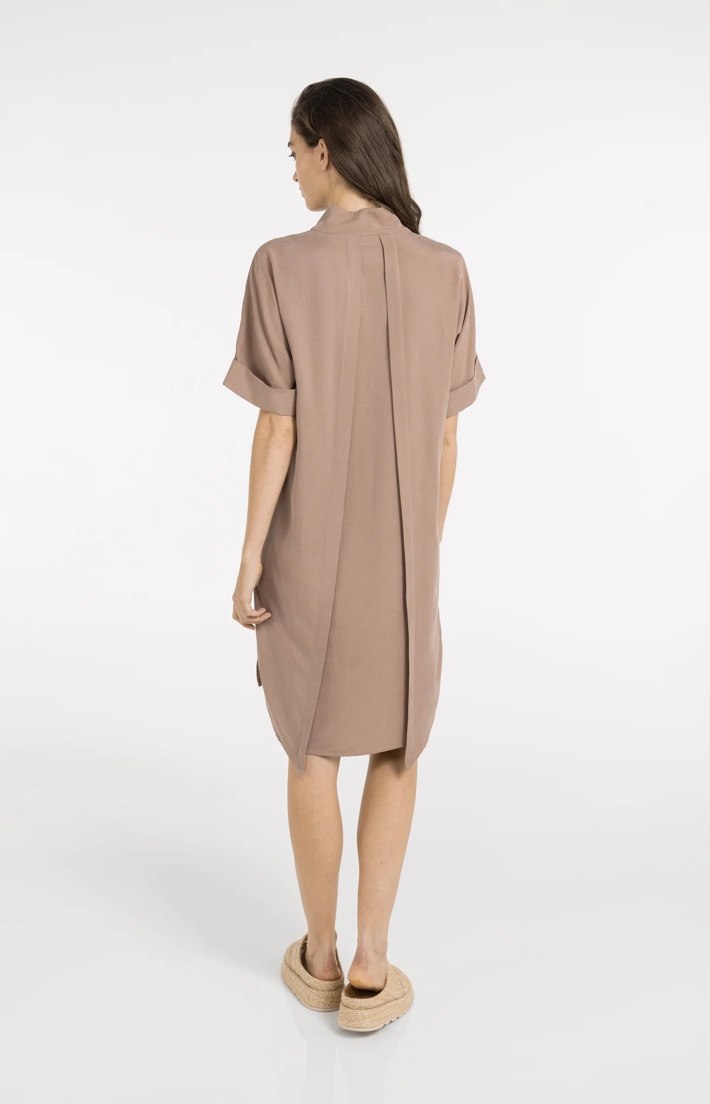 Yaya Woman dress with short sleeves and stand up collar.