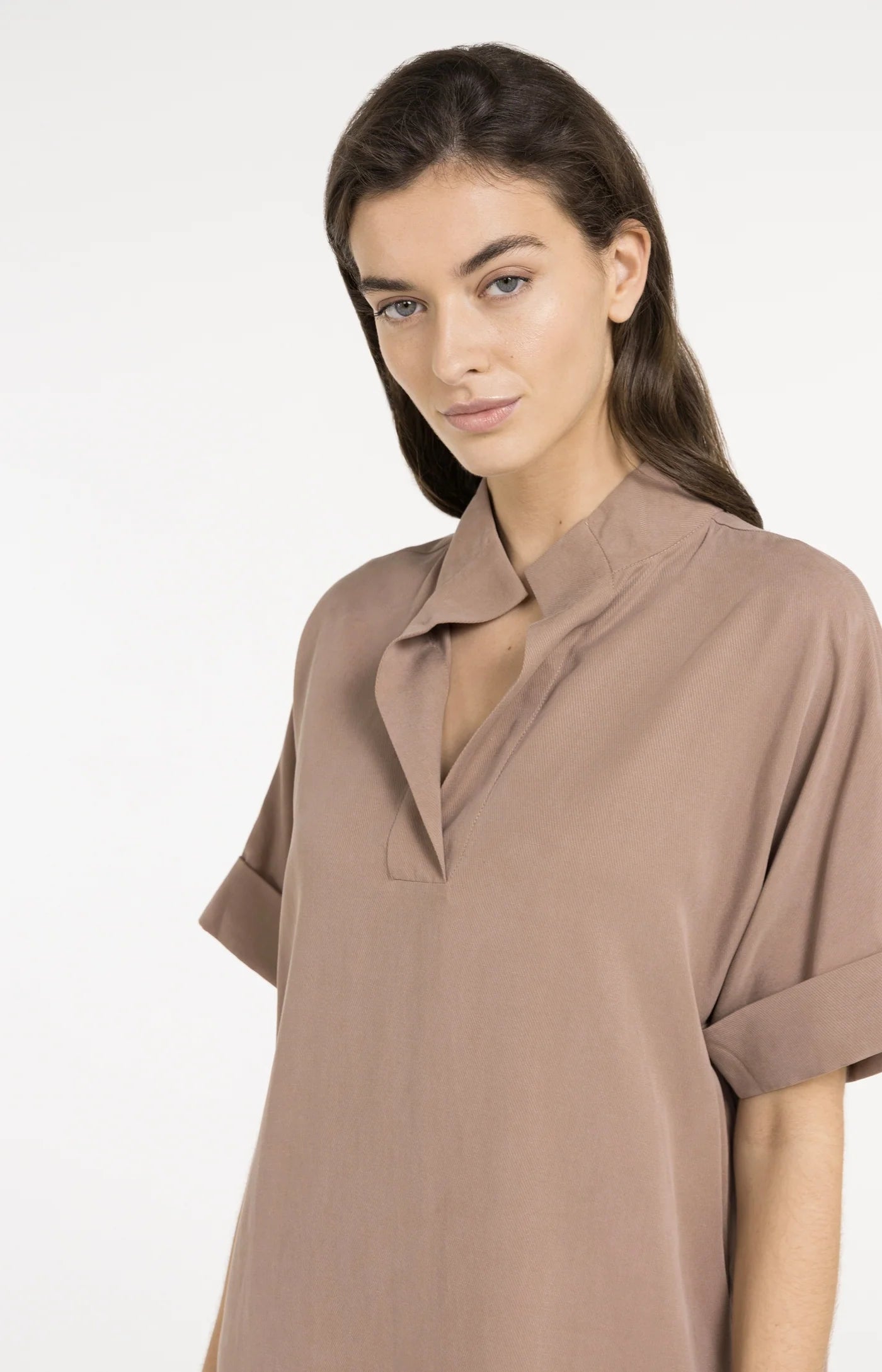 Yaya Woman dress with short sleeves and stand up collar.