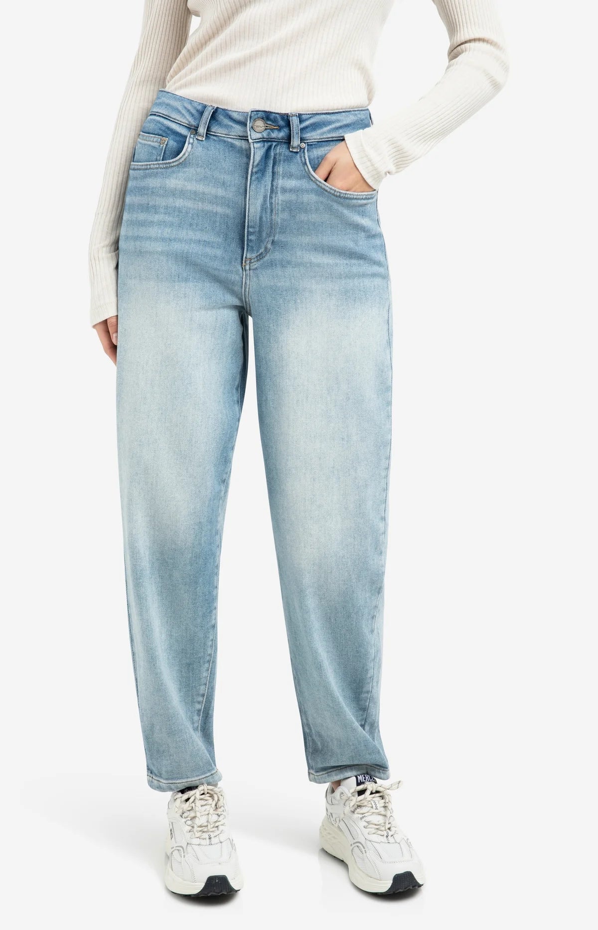 High waist jeans with loose fit and light wash