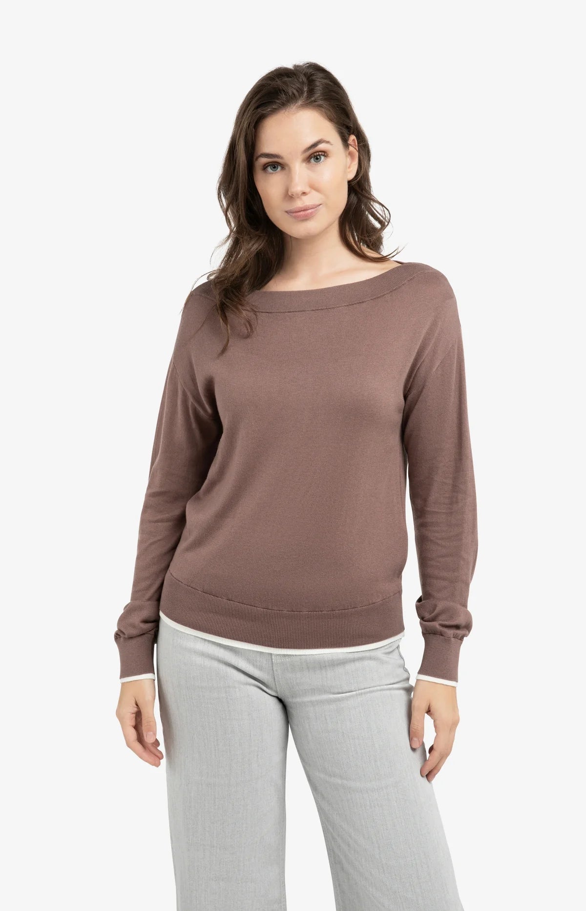 Fine knit sweater with boat neckline and long sleeves