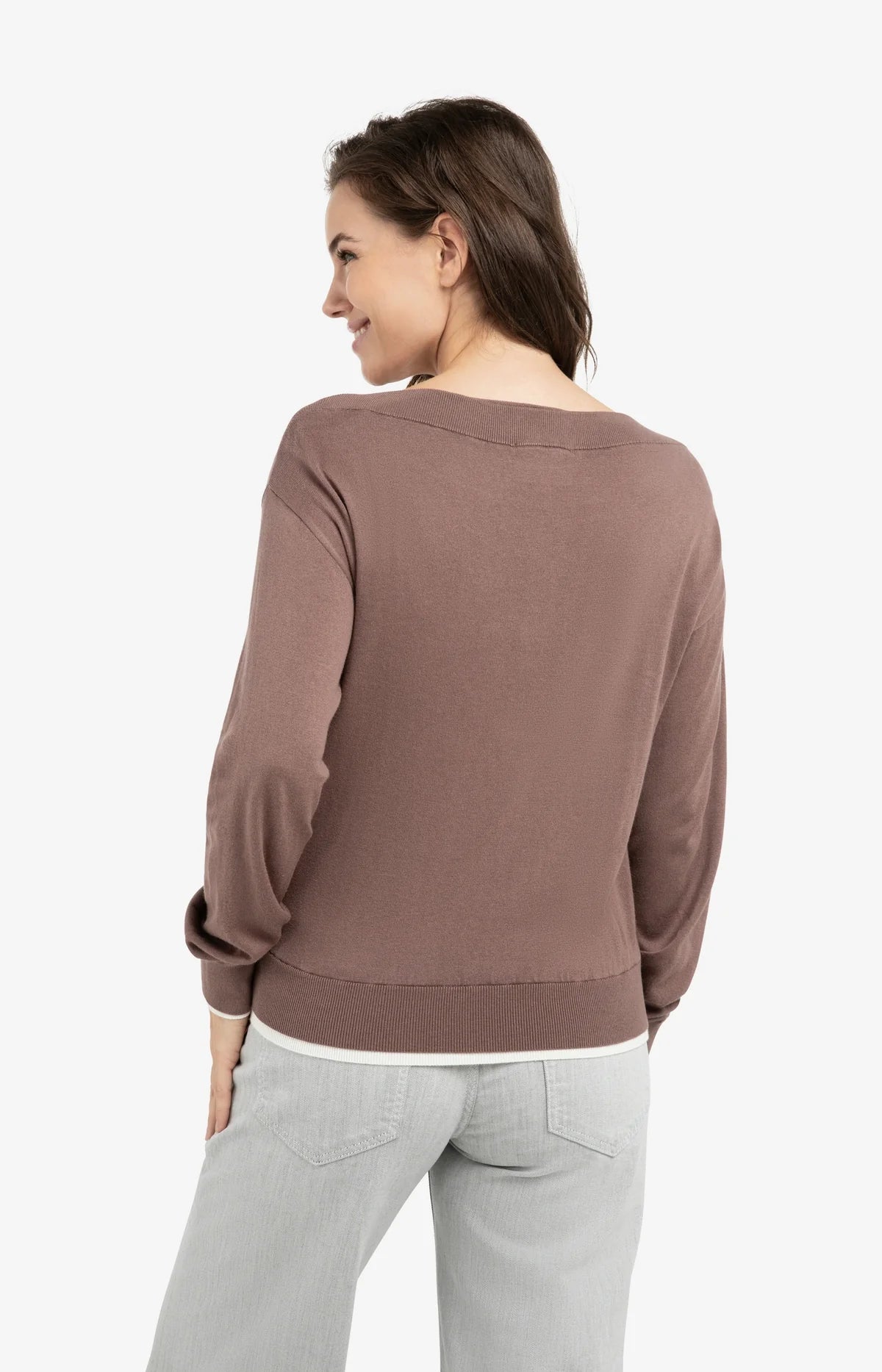 Fine knit sweater with boat neckline and long sleeves