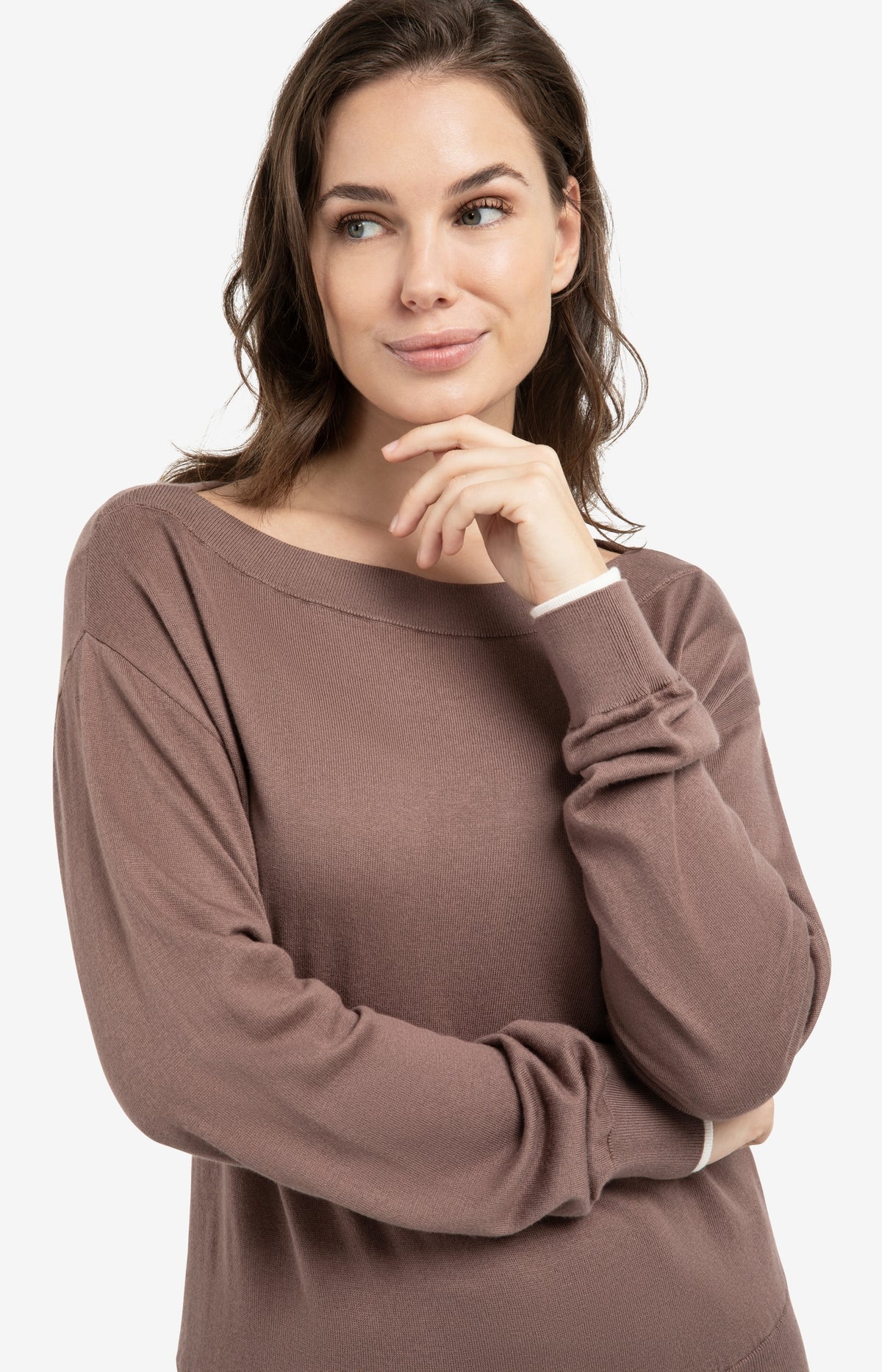 Fine knit sweater with boat neckline and long sleeves